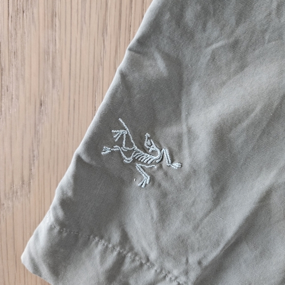 Arc'teryx Women's Green Cargo Shorts - Picture 2 of 3